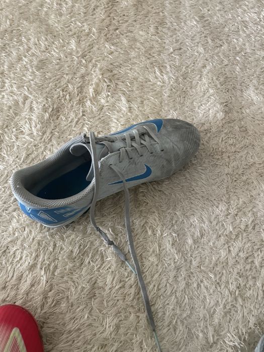 Vendo 2 pares de chuteiras