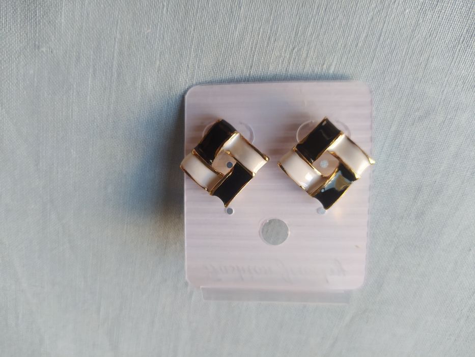 Brincos quadrados preto e branco NOVOS