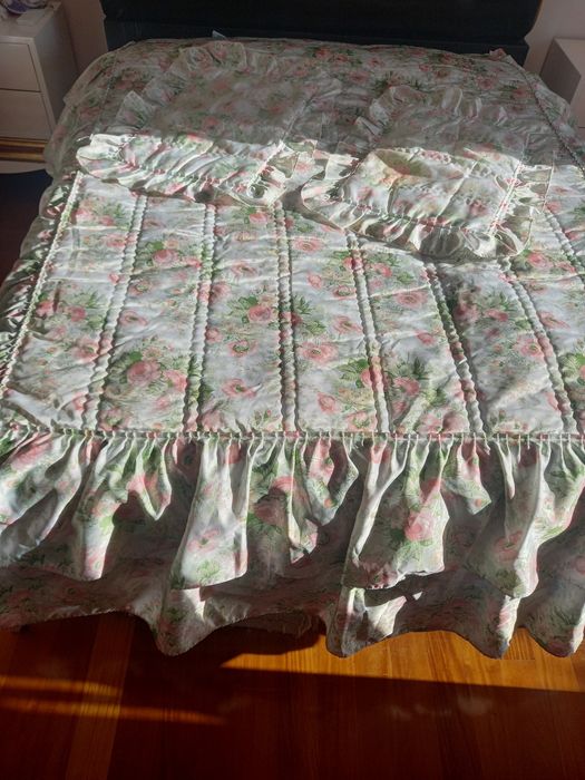 Edredão cama de casal em tons de verde e rosa