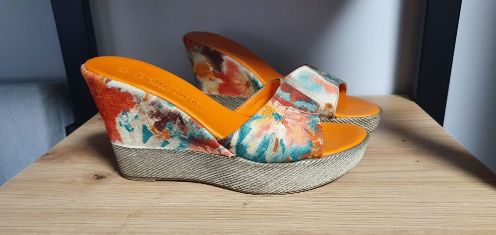 Розкішне взуття на танкетці