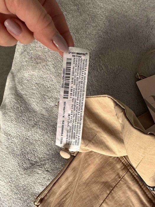 Beżowy crop top gorsetowy Zara z ozdobnymi guziczkami