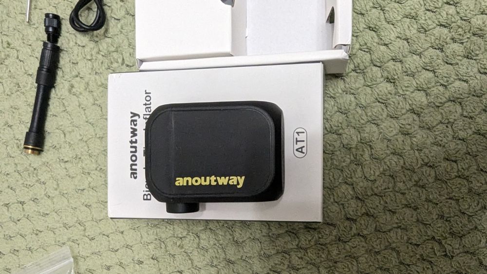 Міні електронасoc Anoutway AT1 заряджається через USB-C