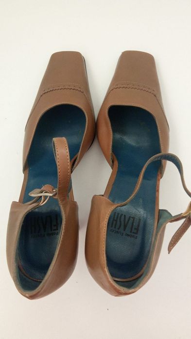 Saltos altos castanhos