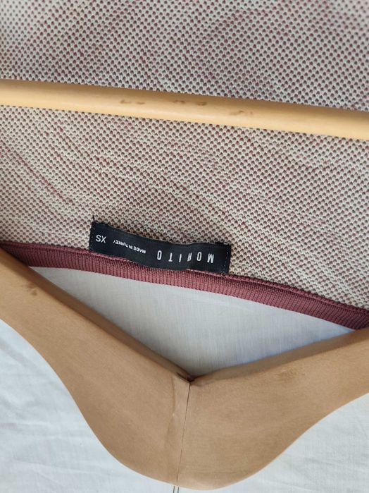 Sweterek z kwadratowym dekoltem XS 34 Mohito brudny róż we wzory