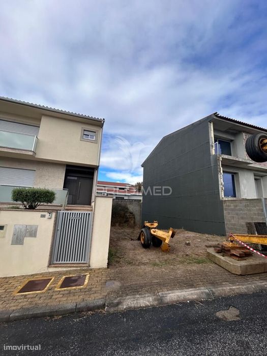 Moradia T3 em Banda – Estrutura em Loureira, Vila Verde