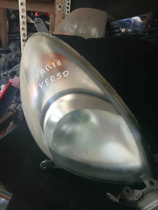 Toyota Yaris Verso Lampa przednia prawa.