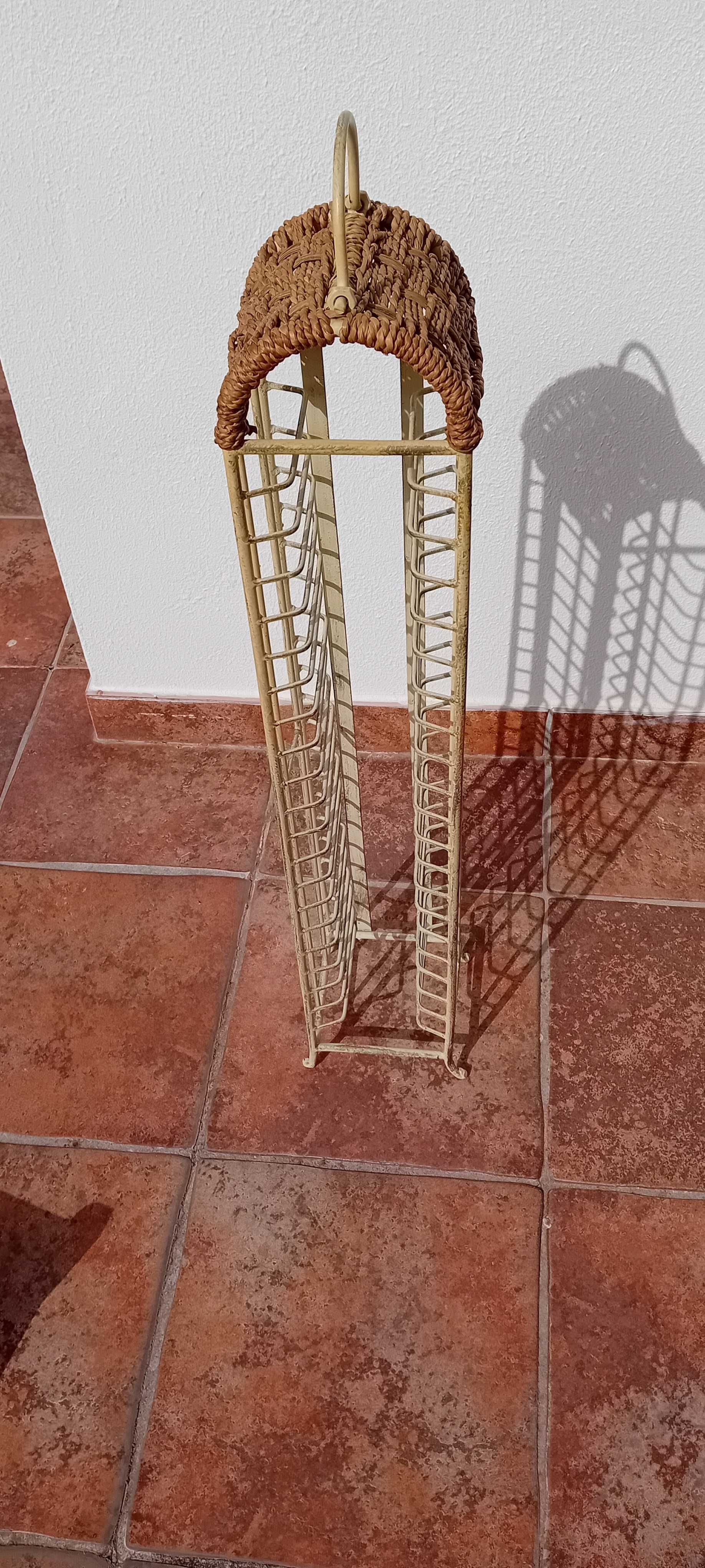 Suporte para cds em ferro pintado e fibra natural