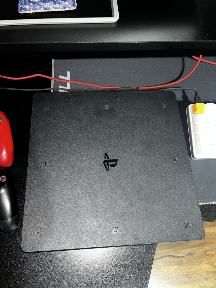 PlayStation 4 + 2 Comandos. (Formatada e Higienizada)
