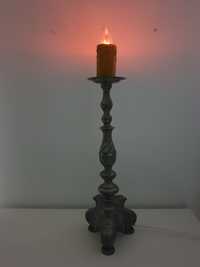 Stara lampa wykonana w stylistyce świecznika, lichtarza