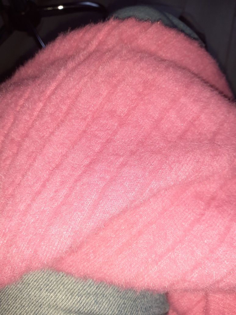 Różowy cieply sweterek
