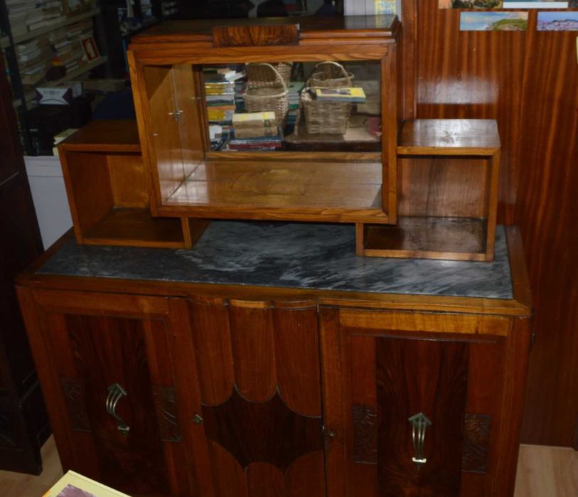 Aparador de sala com alçado "Queen Anne"