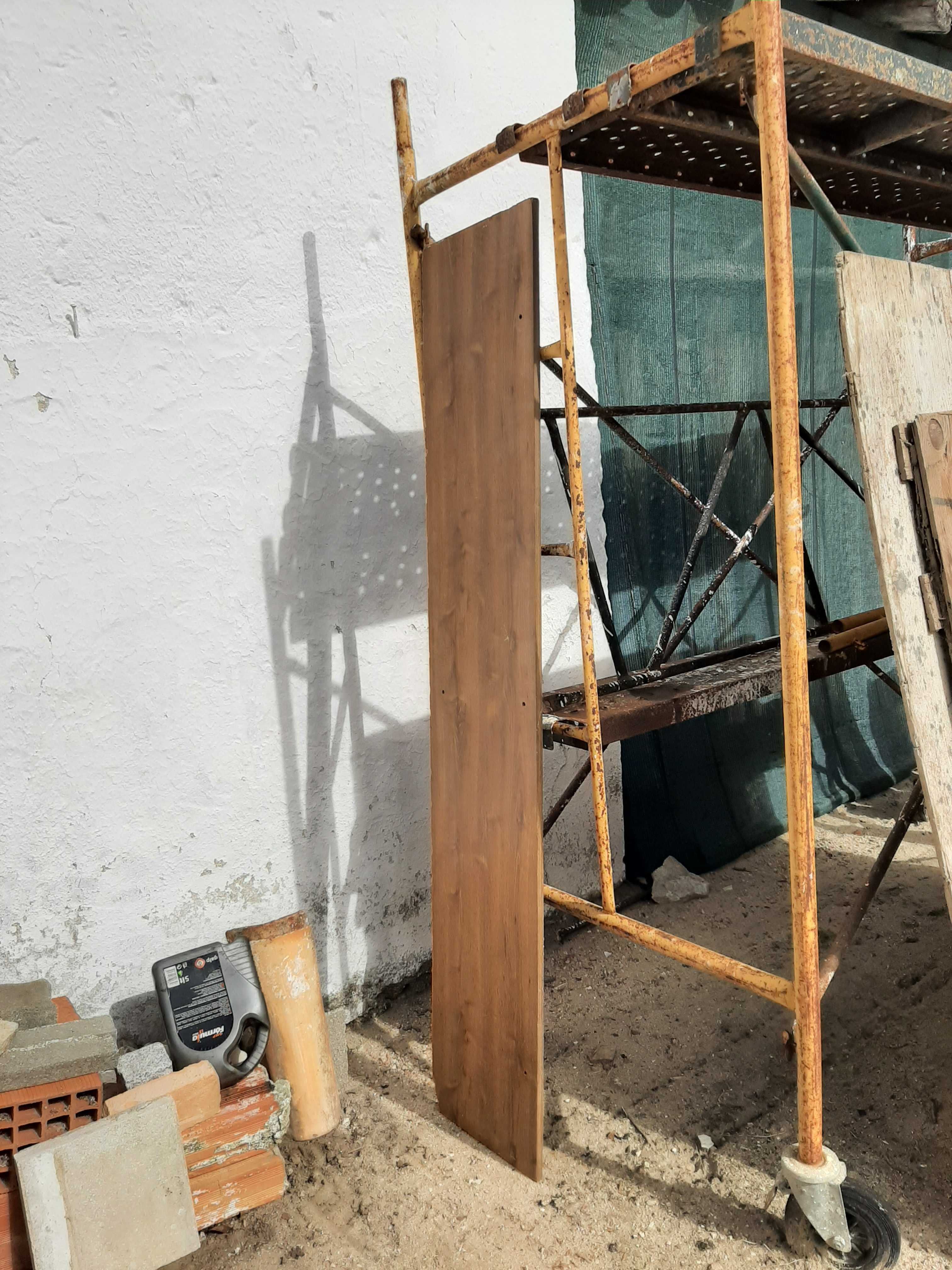 Sanefa em madeira para cortinados. e chapas em madeira.