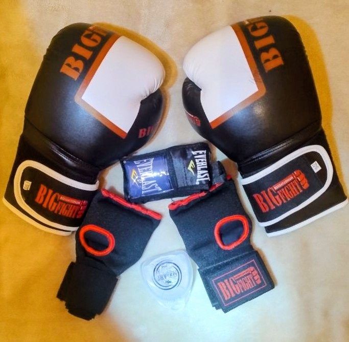 Набір для боксу. Боксерські рукавиці, бинти, бинти-перчатки, капа