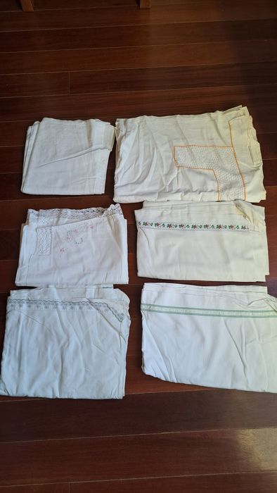 Vários lençóis brancos algodão