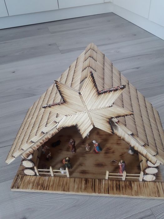 Szopka bożonarodzeniowa wyk.z ok 2700 zapałek