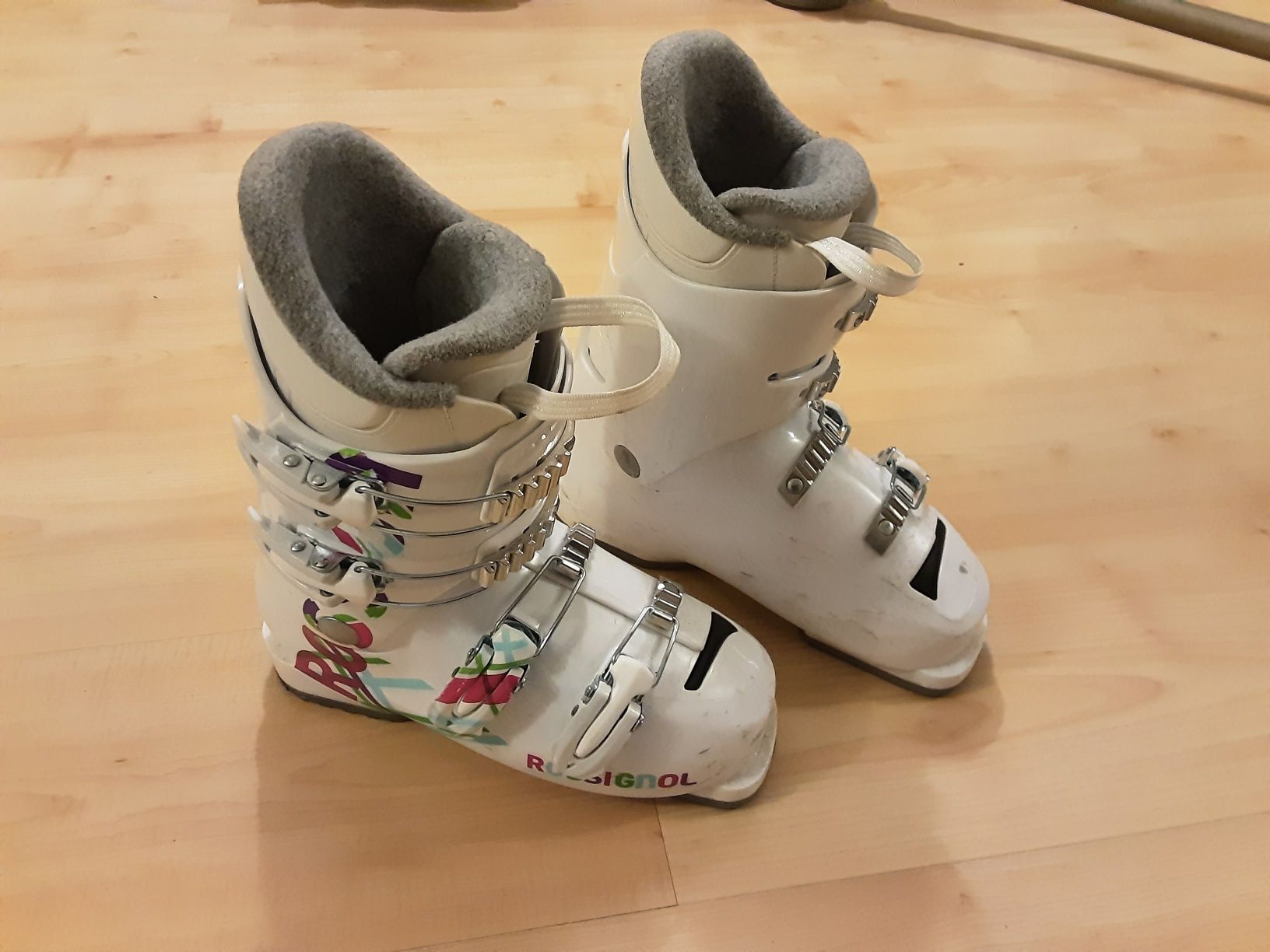 Białe buty narciarskie Rossignol