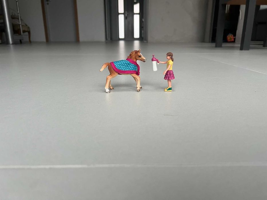 Schleich, zestaw źrebię z derką