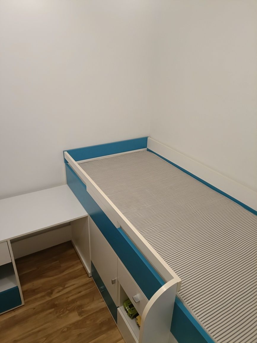 Łóżko piętrowe z biurkiem i szufladami
