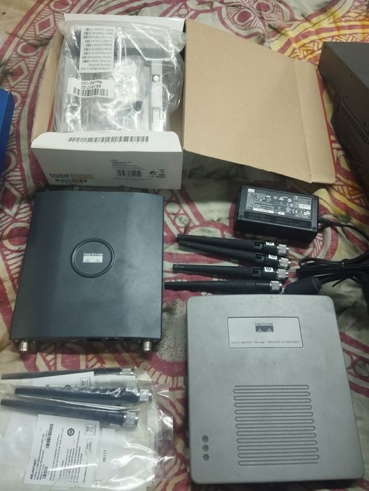 Lote de material Cisco e outro lote