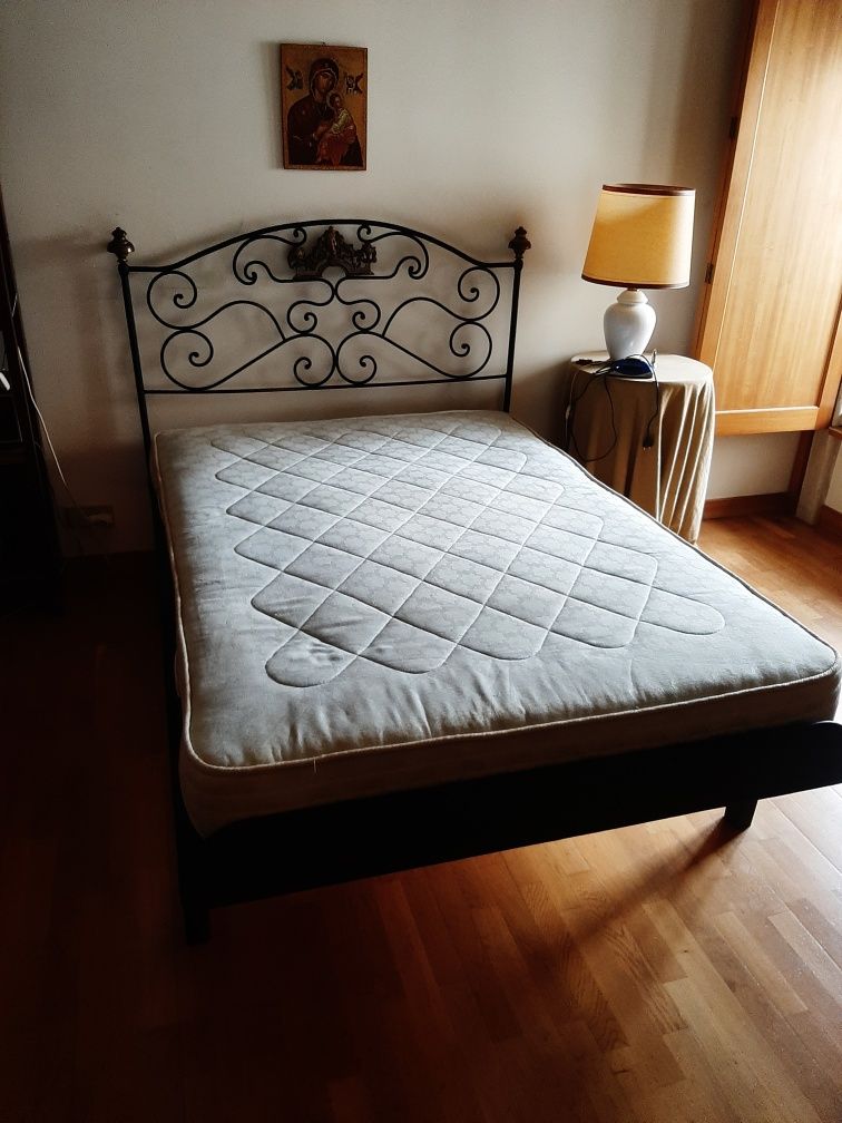 Antiga cama de ferro (132 cm, com colchão)
