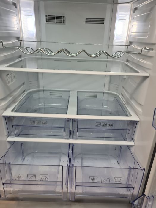 Сенсорний Холодильник BEKO 70 см Черное стекло NoFrost льодогенератор