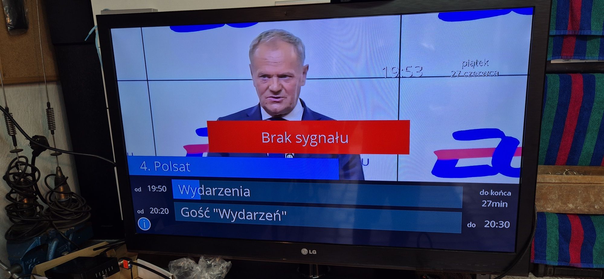 Telewizor LG 42" z dekoderem dvbt i anteną.