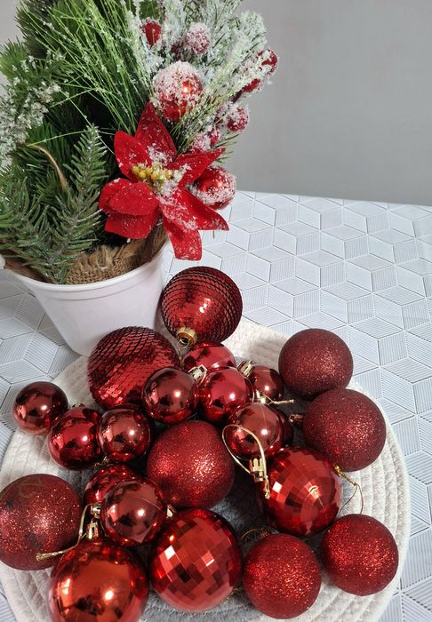 Набір різдяні червоні кулі на ялинку