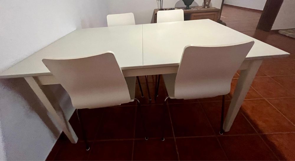 Mesa de jantar e 4 cadeiras IKEA