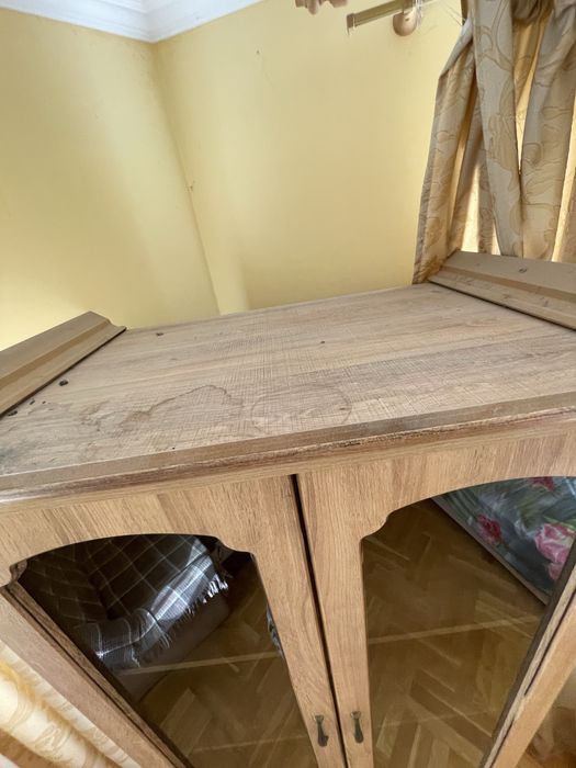 Книжкова шафа вітрина