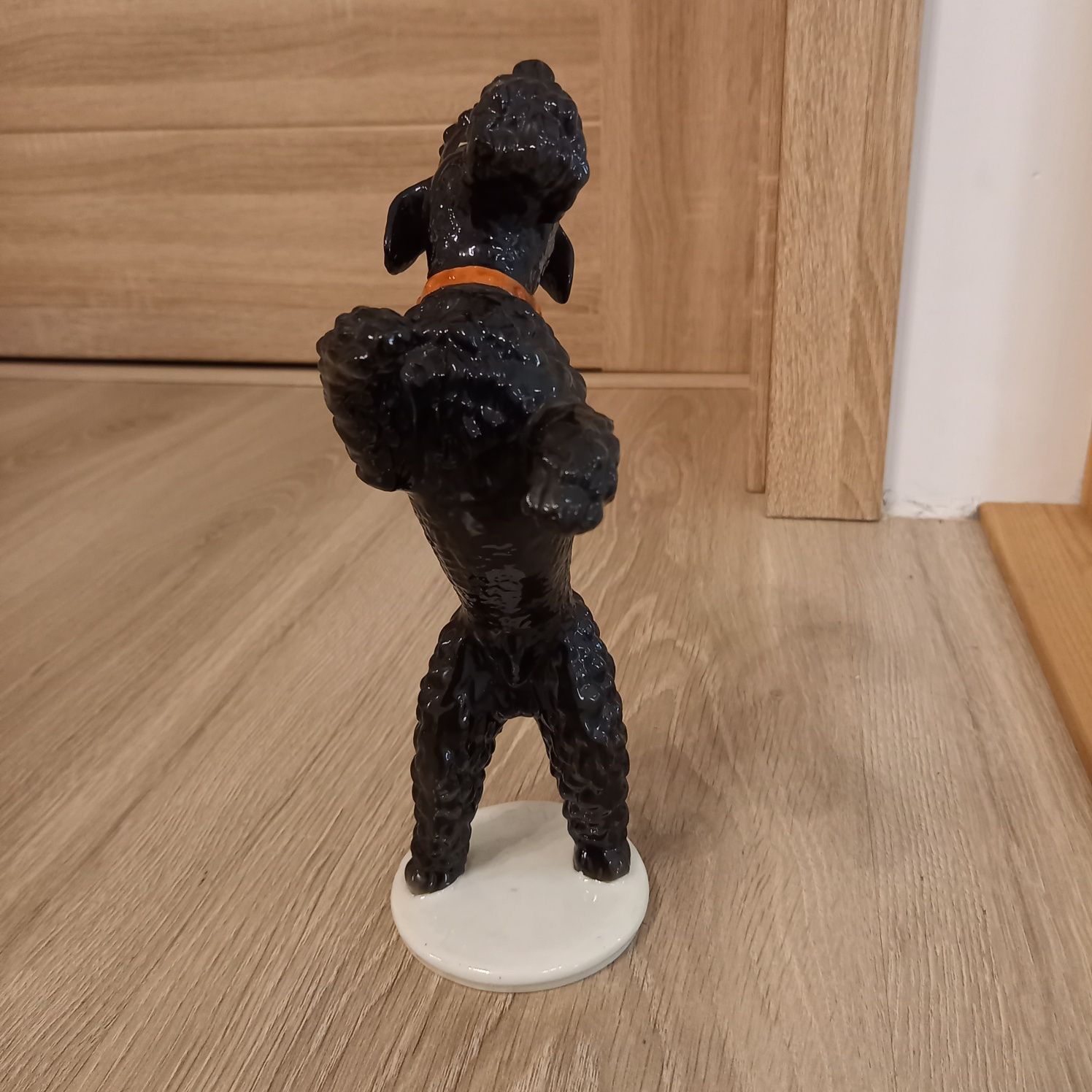 Figurka porcelanowa stojący piesek unikat sygnowana