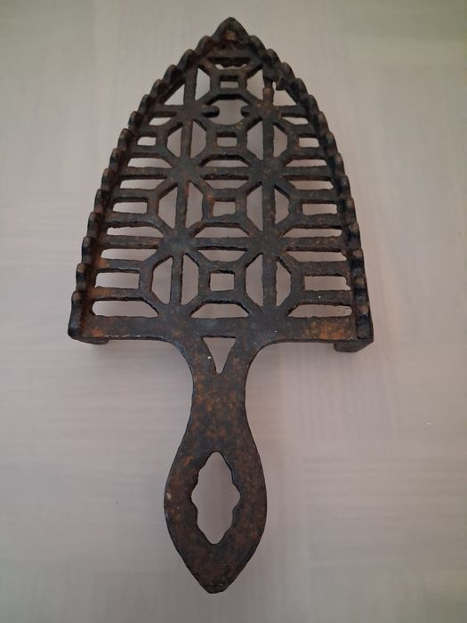 Antiga Base para Ferro de Engomar a Carvão