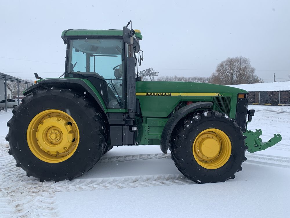 John Deere 8200.