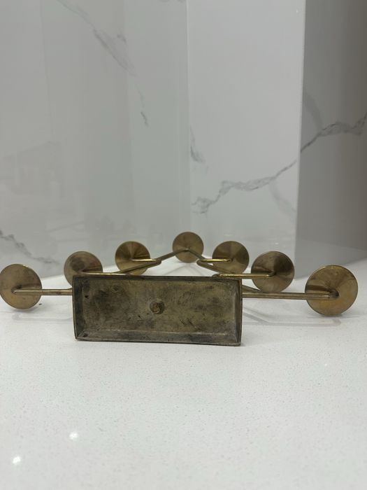 piękny, mosiężny, dekoracyjny świecznik w kształcie choinki