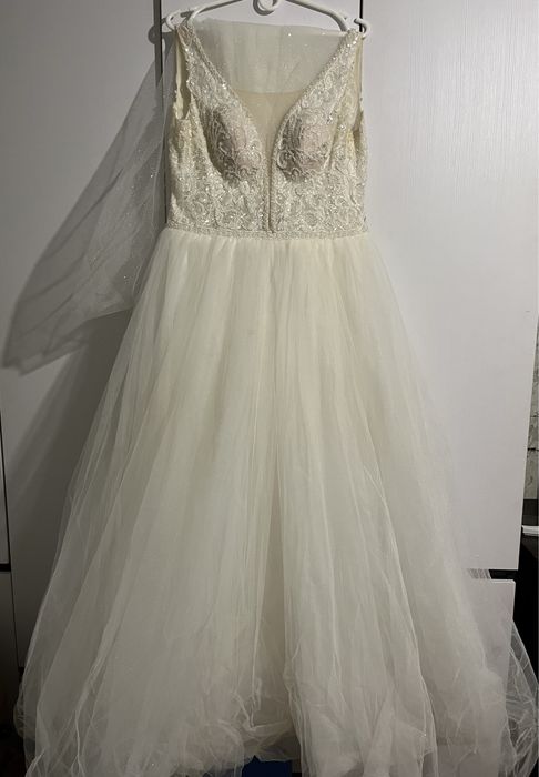 Продам весільну сукню