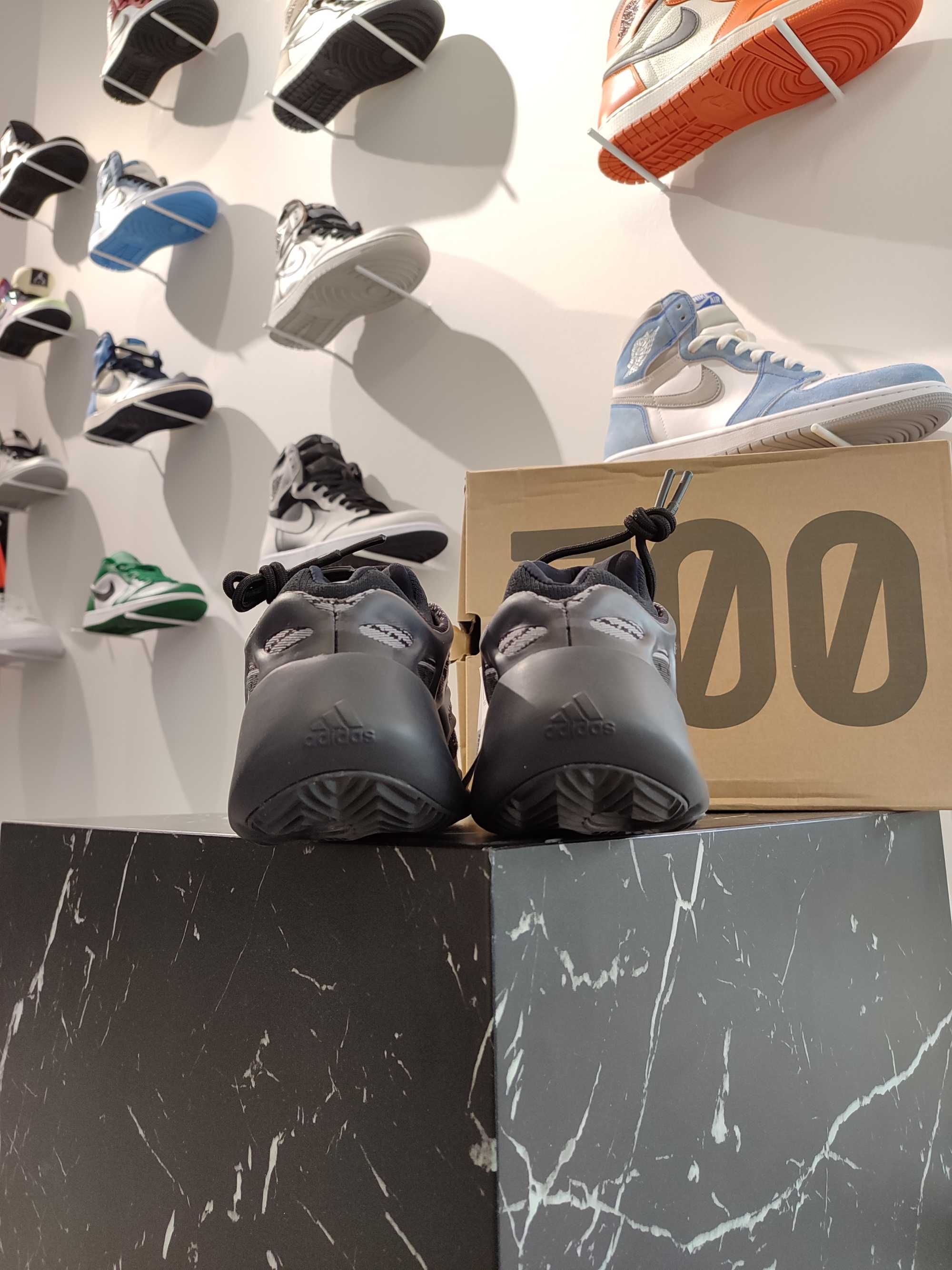 Кросівки ADIDAS YEEZY 700 V3 Alvah