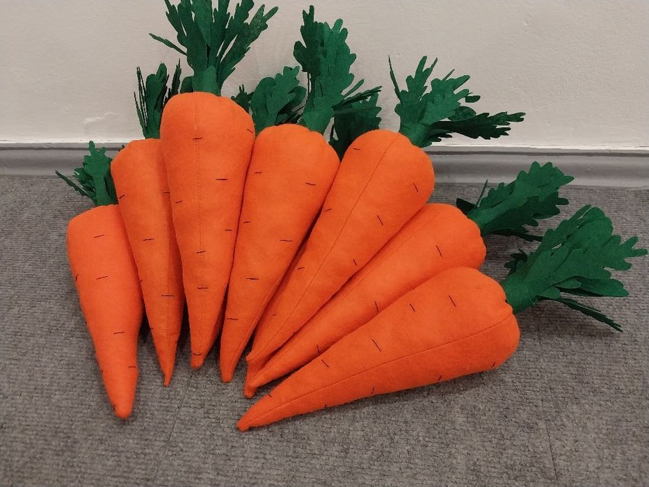 морква з метеликом із фетру