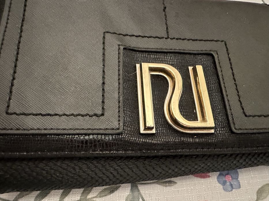 Czarna skorzana torebka złoty łancuch River Island kopertówka