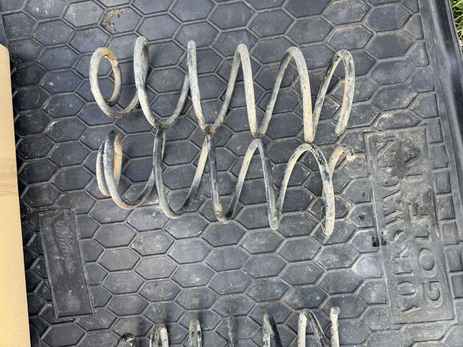 Пружини гольф 4 передні