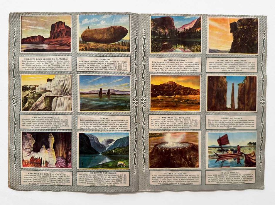 2 cadernetas de cromos antigas.