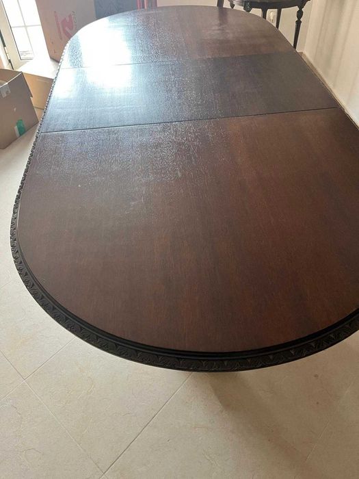 Mesa de jantar de estilo antigo