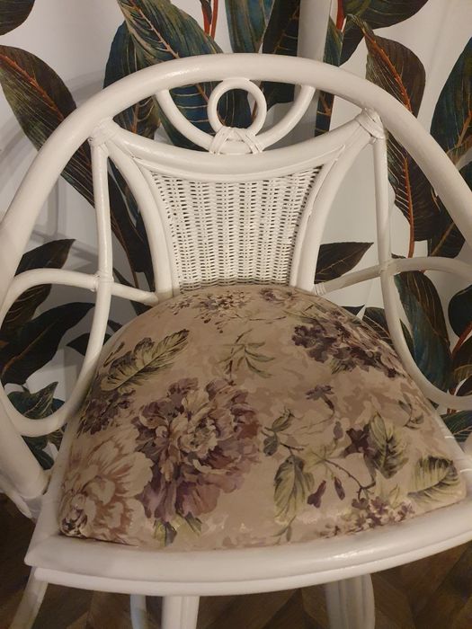 Obrotowe krzesło barowe, choker z ratanu, w kwiaty