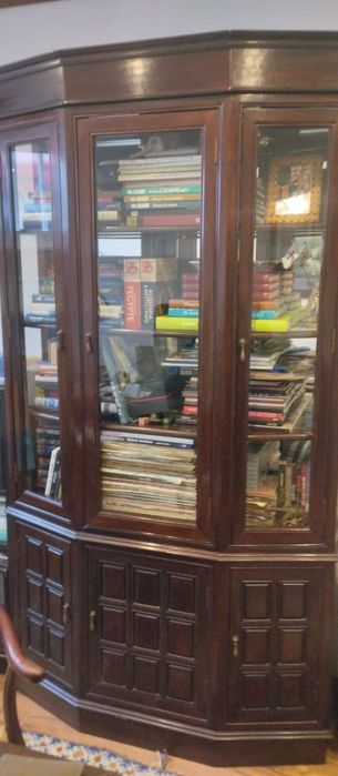 Armário de pau rosa com portas de vidro