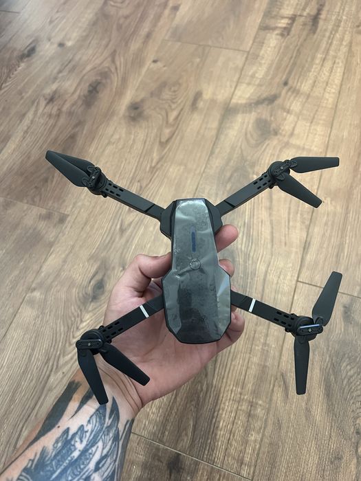 Дрон на радіо керуванні з камерою