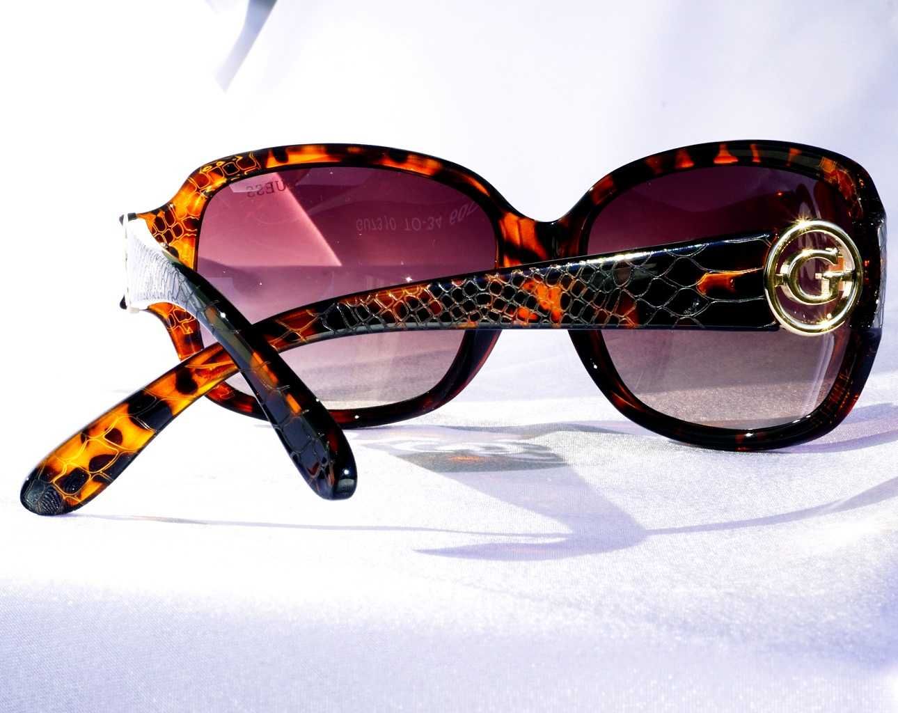 Okulary słoneczne Guess GU7310  bursztunowe skóra węża sunglasses