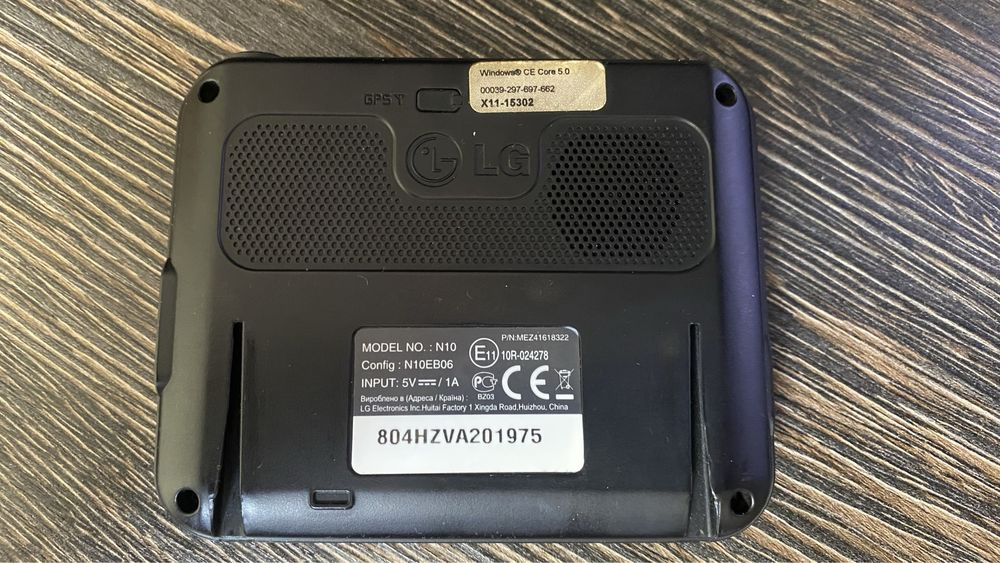 GPS навігатор LG N10, на кріплені, в чудовому стані!