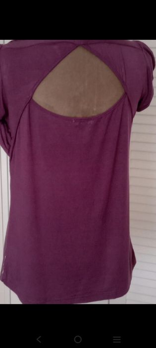 Fioletowa błyszcząca bluzka damska dekolt woda.