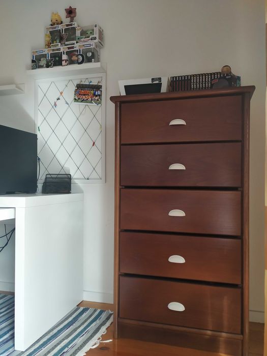 Cama, camiseiro e mesinha