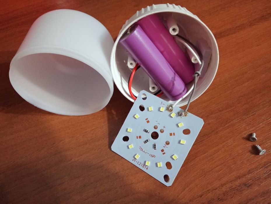 LED лампа 60W на акумуляторі 18650