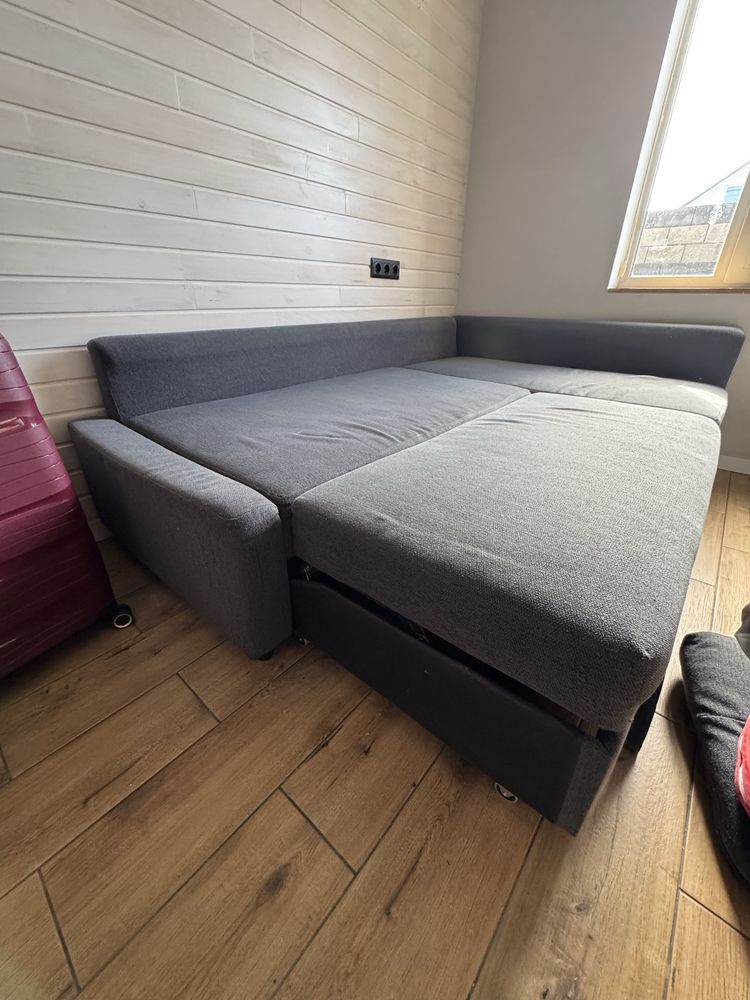 Диван Ikea з функцією спального місця