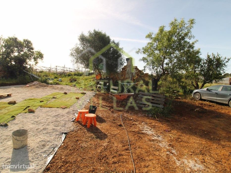 Ruína de potencial com terreno em Vale de Gralhas